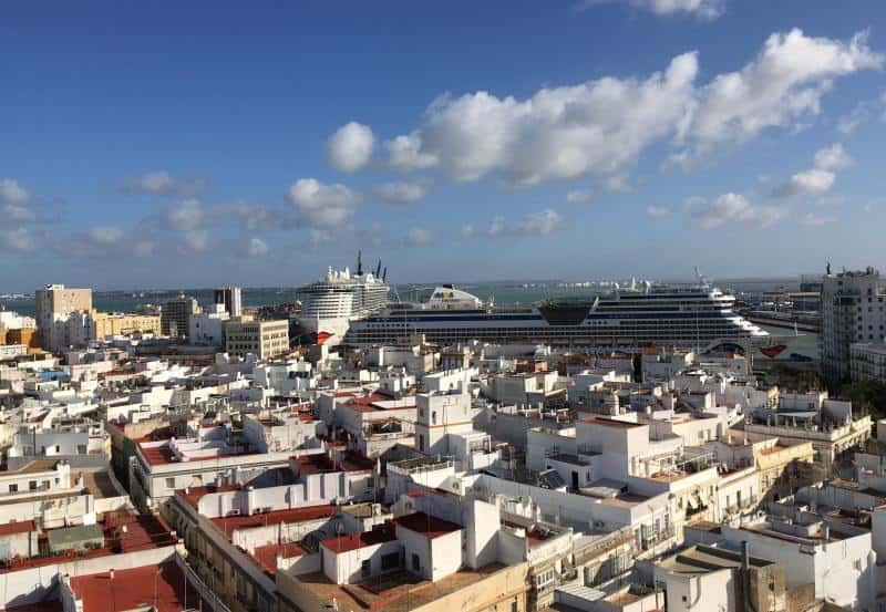 Blick von der Kathedrale auf das Cadiz Cruise Terminal