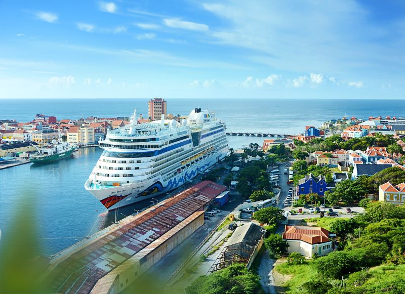 AIDAdiva an der Mathey Wharf in Willemstad auf Curaçao