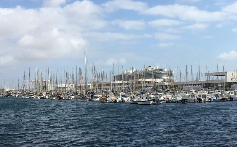 AIDAnova und die Marina vin Arrecife