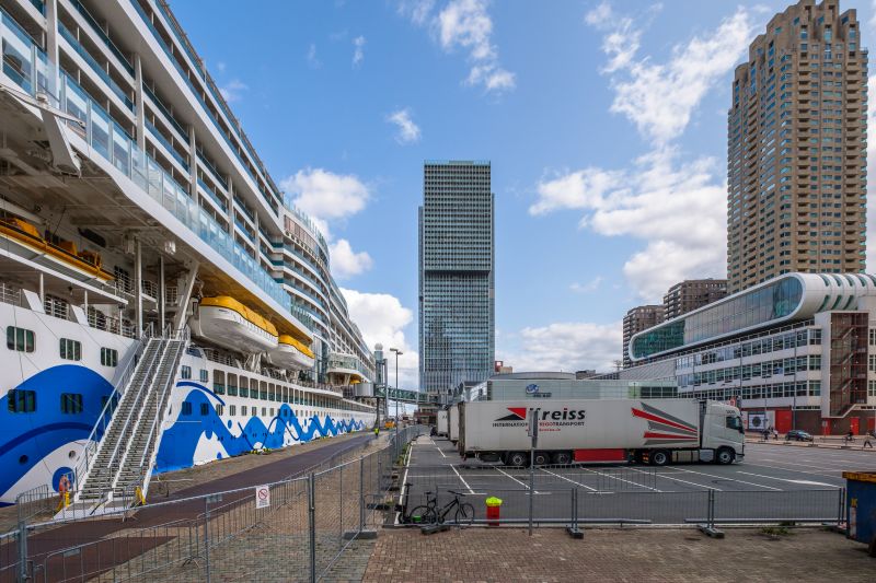 AIDAperla am Rotterdam Cruise Terminal