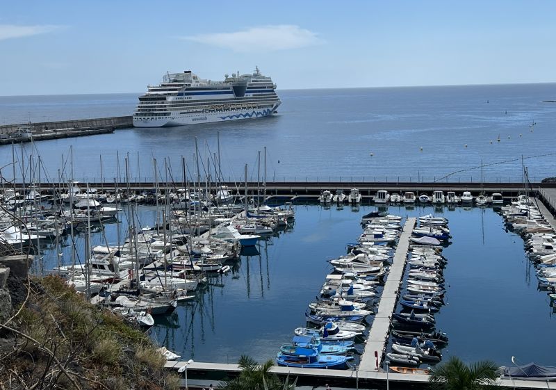 AIDAsol auf La Gomera. Fotografiert vom Mirador de la Hila