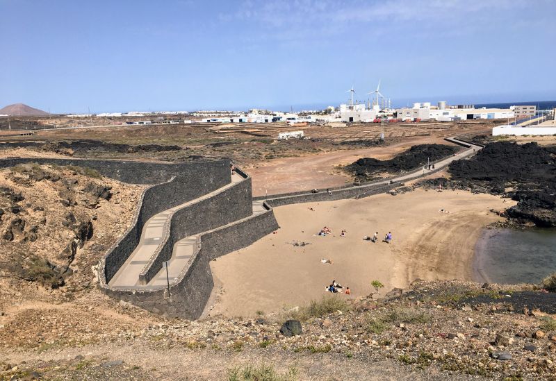 Der Fußweg vom Los Marmoles Terminal vorbei an der Playa de la Arena in Richtung Zentrum von Arrecife