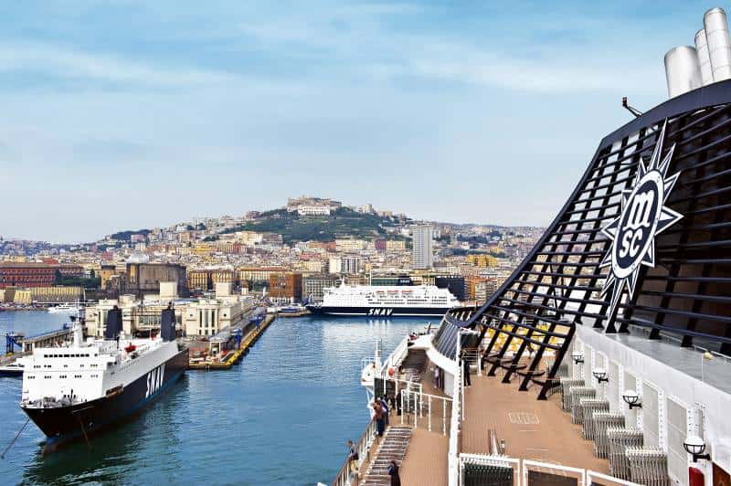 Blick vom Schiff zum Castel Sant'Elmo in Neapel
