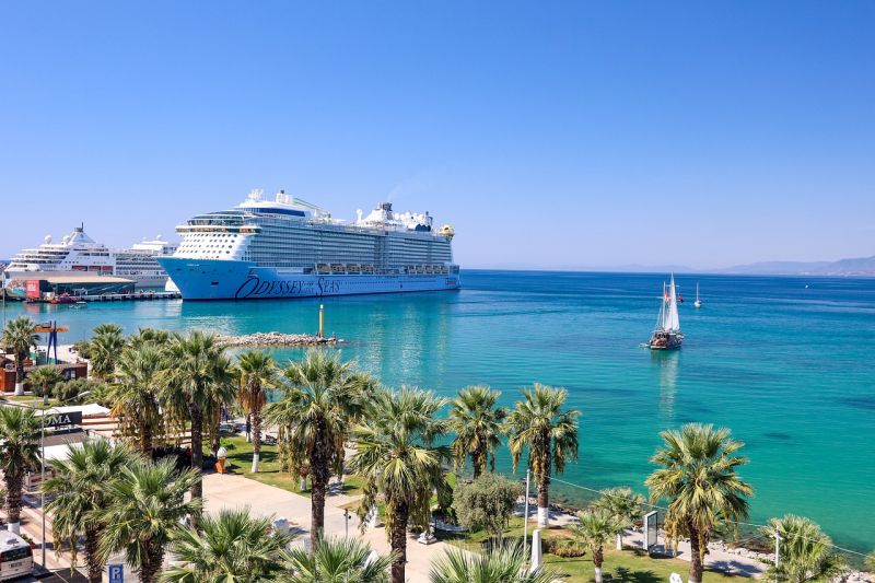 Auch sehr große Kreuzfahrtschiffe kommen nach Kusadasi
