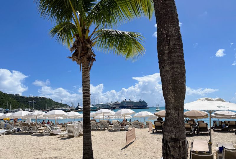 Beach Life am Great Bay Beach in Philipsburg