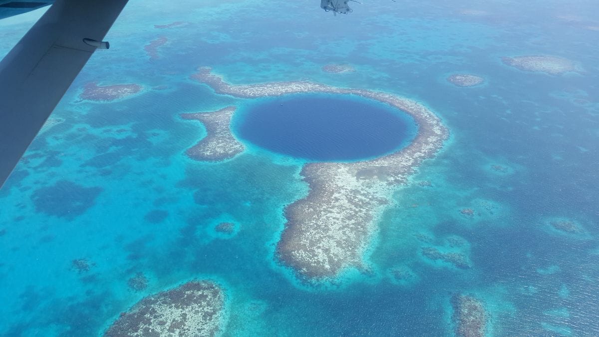Great Blue Hole Belize aus dem Flugzeug gesehen