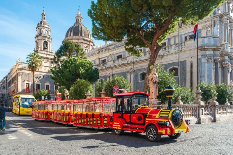Bimmelbahnen und Stadtrundfahrten beginnen neben der Kathedrale