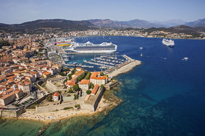 Blick auf Ajaccio und den Kreuzfahrthafen