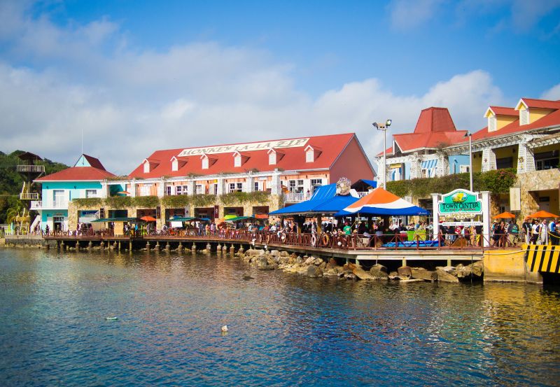 Blick auf das Town Center at Port of Roatan
