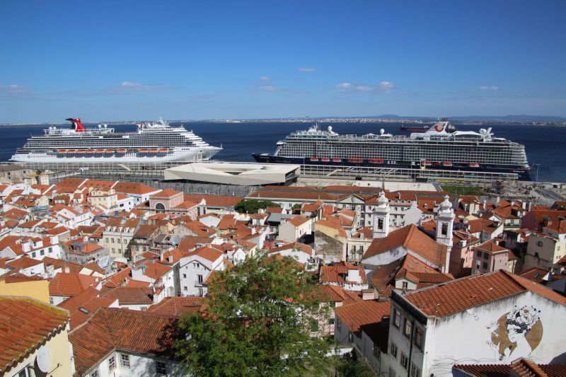 Blick vom Miradouro das Portas do Sol auf das neue Lisbon Cruise Terminal