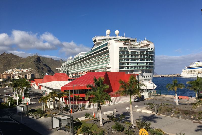 Blick auf das neue Terminal de Cruceros an der Muelle Ribeira in Santa Cruz de Tenerife