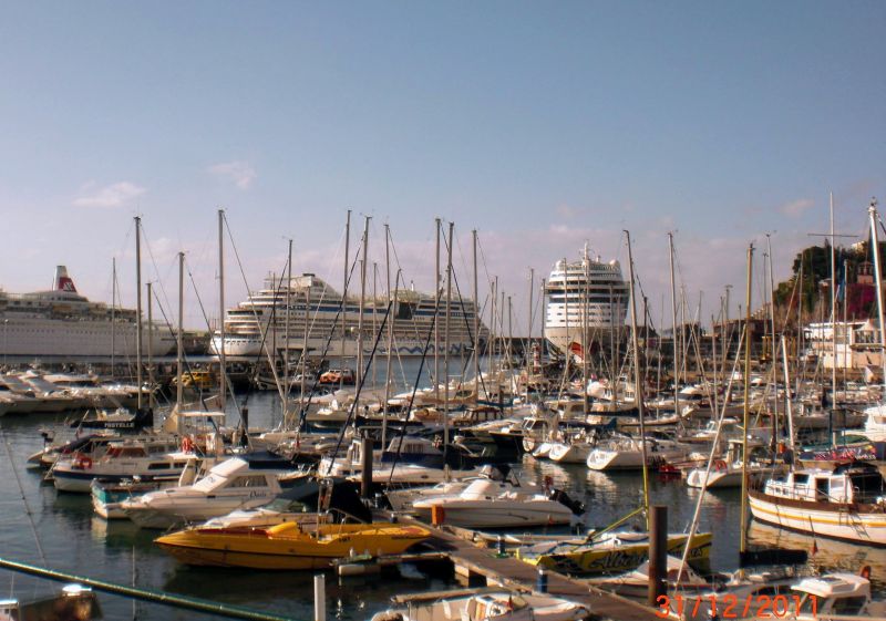 Drei Kreuzfahrtschiffe in Funchal