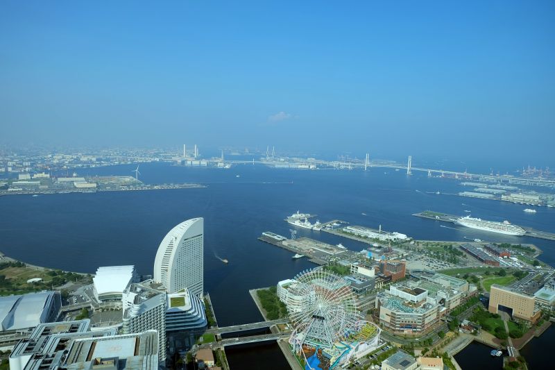 Blick auf den Hafen und die Brücke in Yokohama