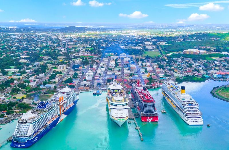 Blick auf den Hafen und die Hauptstadt St. John's auf Antigua