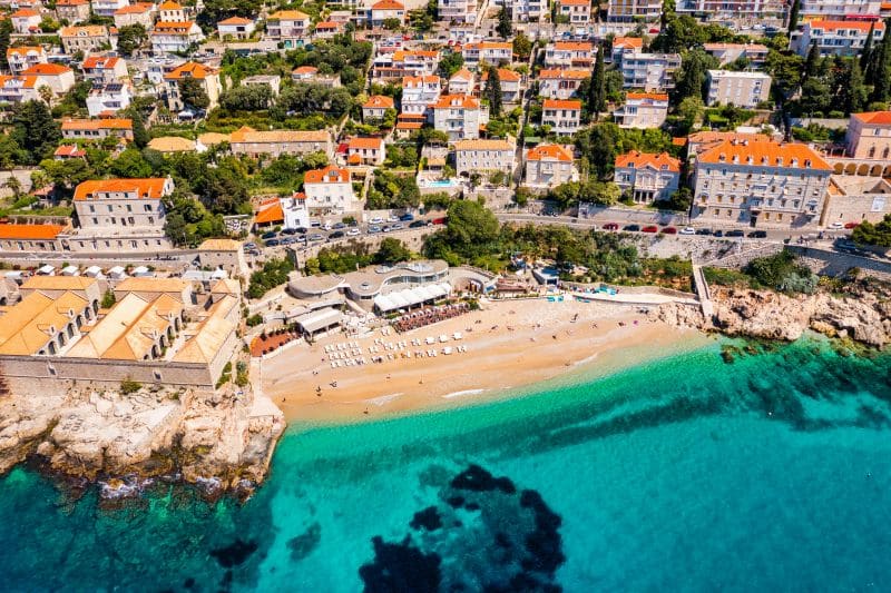 Blick auf den Hauptstrand Plaža Banje