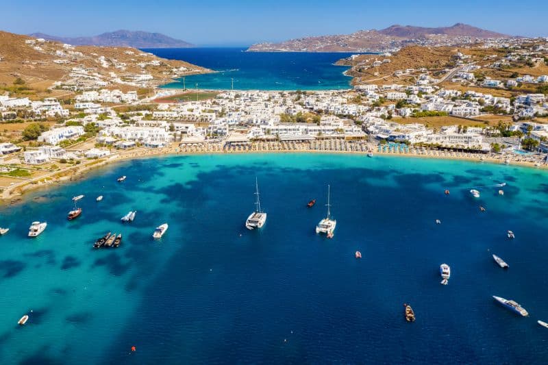 Blick auf den beliebten Ornos Beach auf Mykonos