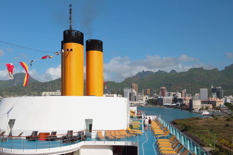 Blick vom Kreuzfahrtschiff in Richtung Port Louis