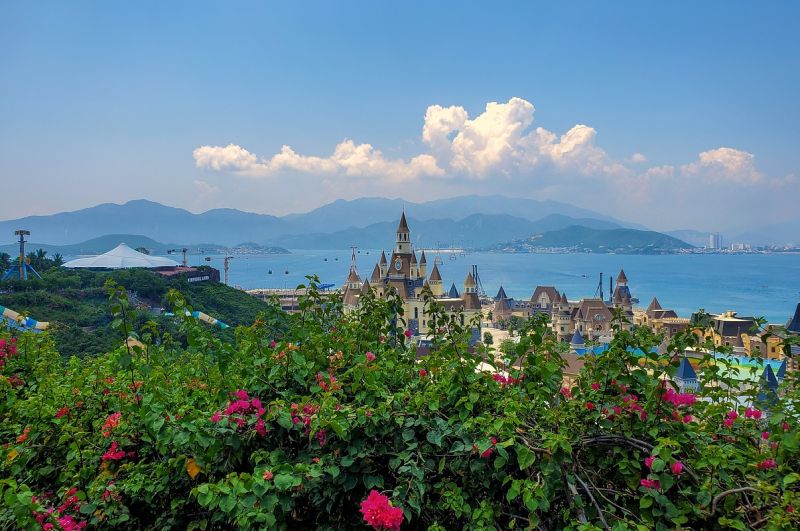 Blick über VinWonders Nha Trang zum Festland