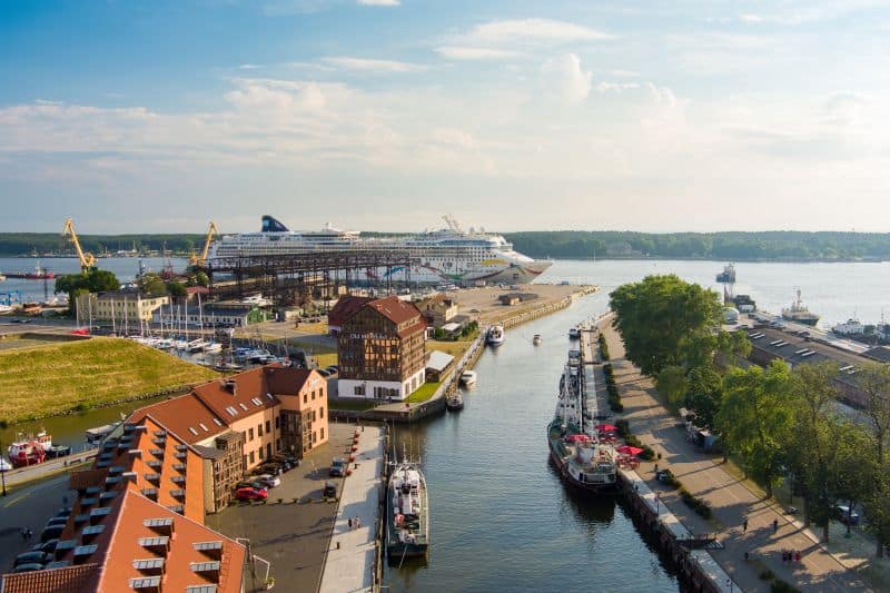 Blick über die Dangemündung zum Hafen