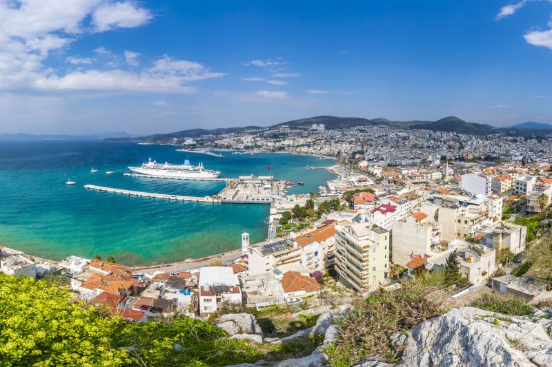 Blick vom Atatürk-Hügel auf Kusadasi und den Hafen