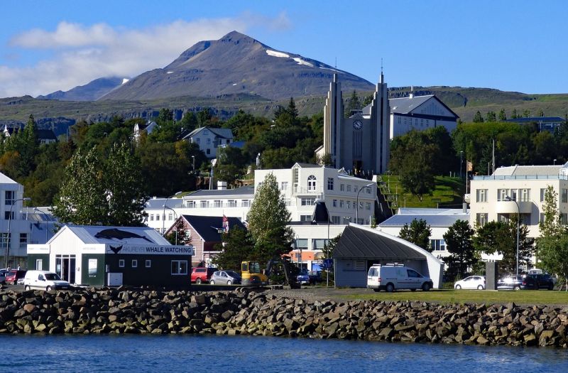 Blick vom Hafen auf Akureyri