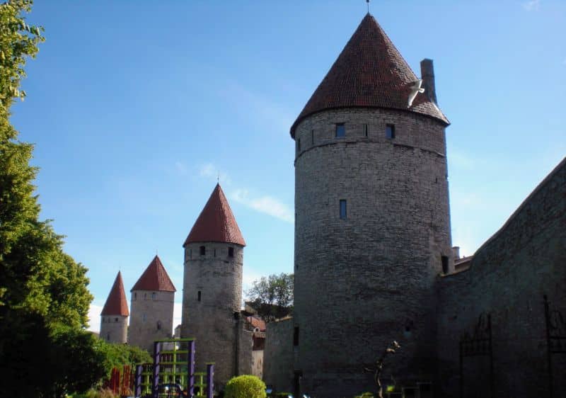 Blick vom Platz der Türme auf dem Stadtmauer von Tallinn