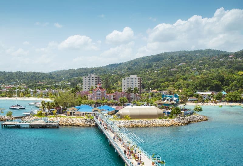 Blick vom Schiff auf das Turtle Bay Terminal