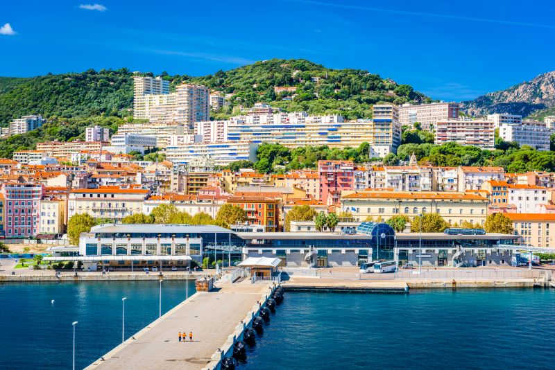 Blick vom Schiff auf den Hafen von Ajaccio