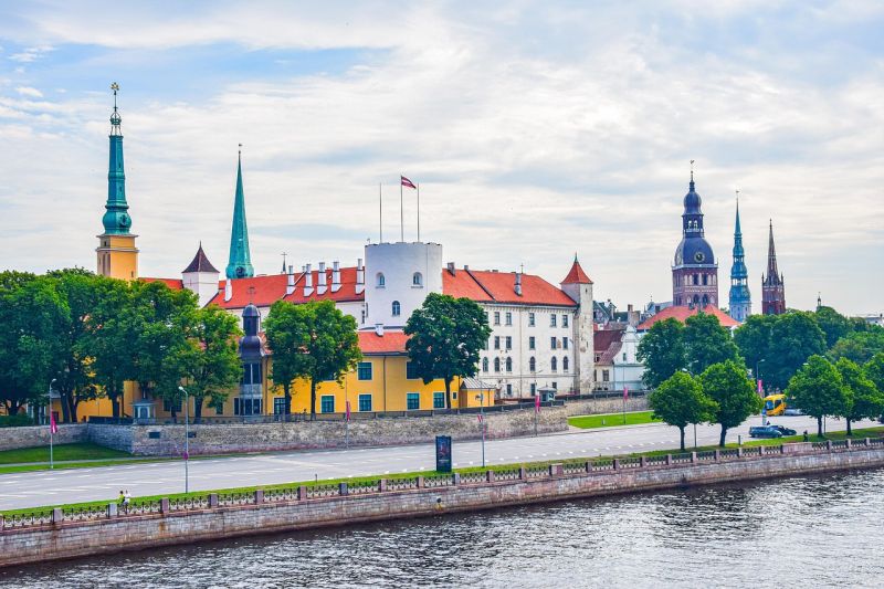 Blick vom Schiff in Richtung Rigaer Schloss und Altstadt