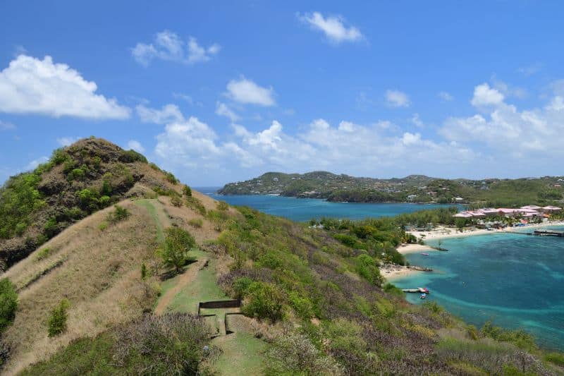 Blick von Pigeon Island auf St. Lucia auf den gleichnamigen Strand