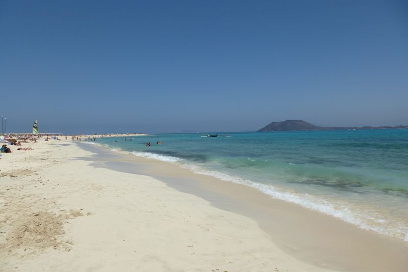 Blick von den Grandes Playas Corralejo zur Insel Lobos