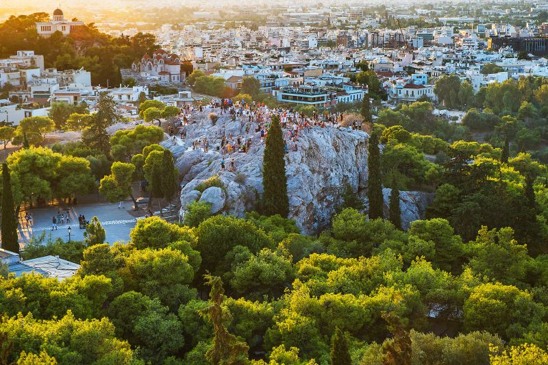 Blick von der Akropolis auf den Areopag