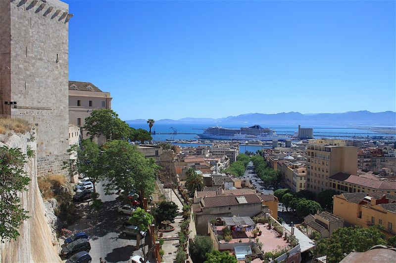Blick von der Altstadt in Cagliari zum Kreuzfahrtschiff