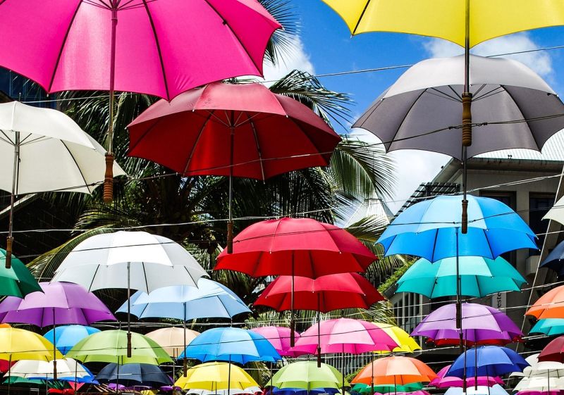 Bunte Regenschirne in der Caudan Watefront