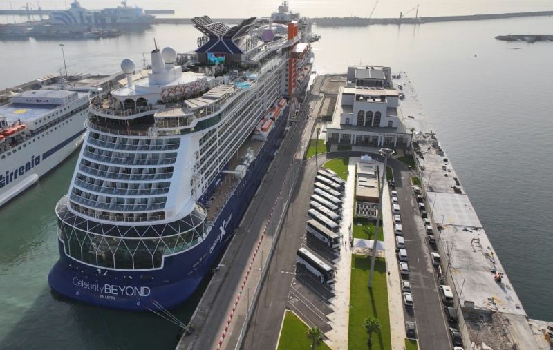 Celebrity Beyond am Palermo Cruise Terminal