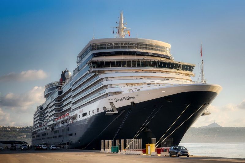 Cunards Queen Elisabeth in Souda