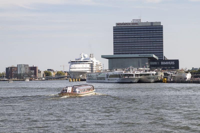 Das Amsterdam Cruise Terminal liegt sehr zentral am Fluss IJ