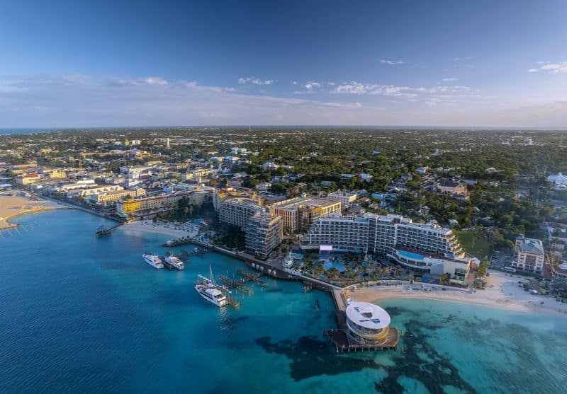 Das British Colonial und das Margaritaville Beach Resort grenzen direkt an den Hafen