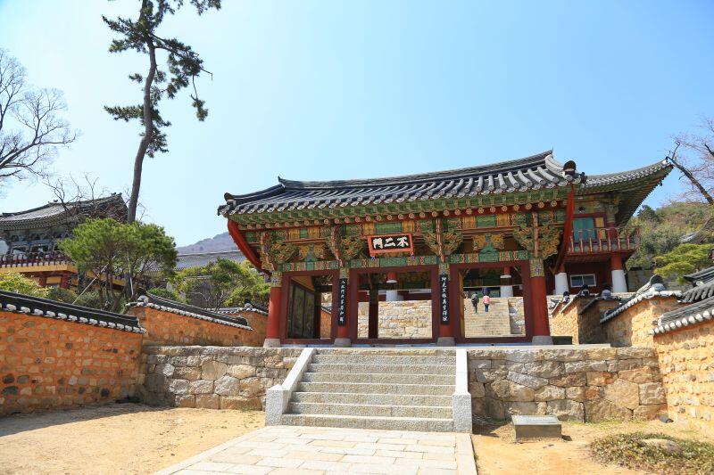 Das historische Tor zum Beomeosa Tempel