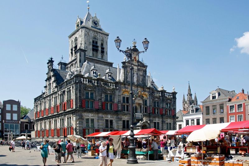 Das Stadthuis am Markt in Delft