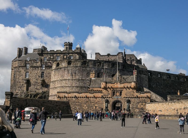Das mächtige Edinburgh Castle dominiert die Stadt