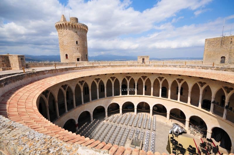 Das runde Castell de Bellver thront über Palma