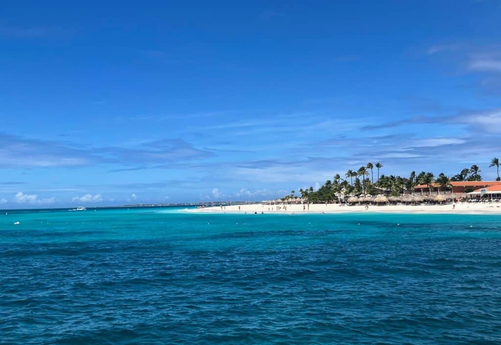 Der Eagle Beach von einem Katamaran aus gesehen