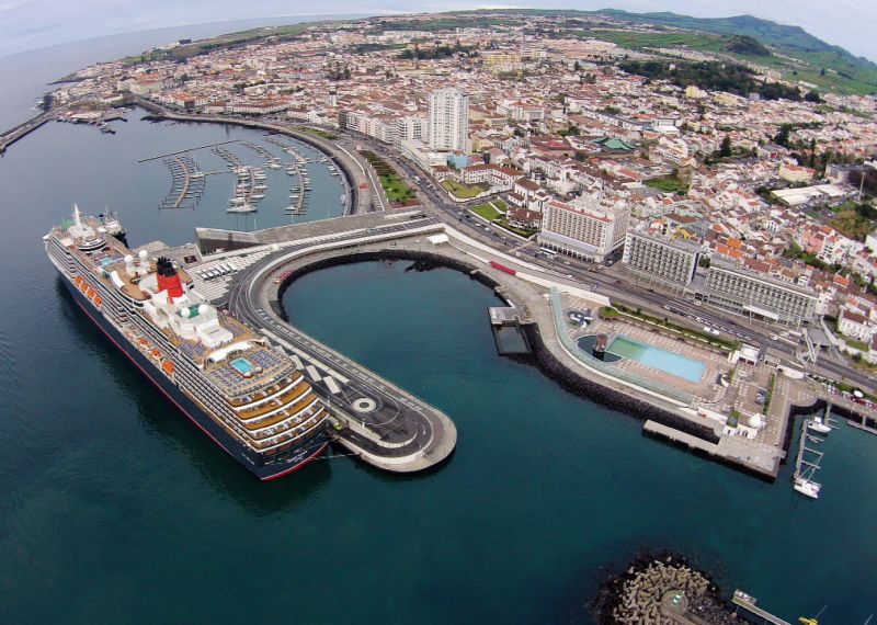 Der Hauptliegeplatz für Kreuzfahrtschiffe in Ponta Delgada (Cais Portas do Mar) aus der Luft