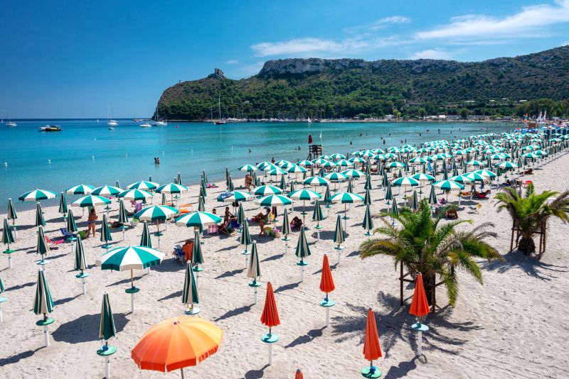 Der Poetto-Strand in Cagliari mit dem Sella del Diavolo im Hintergrund