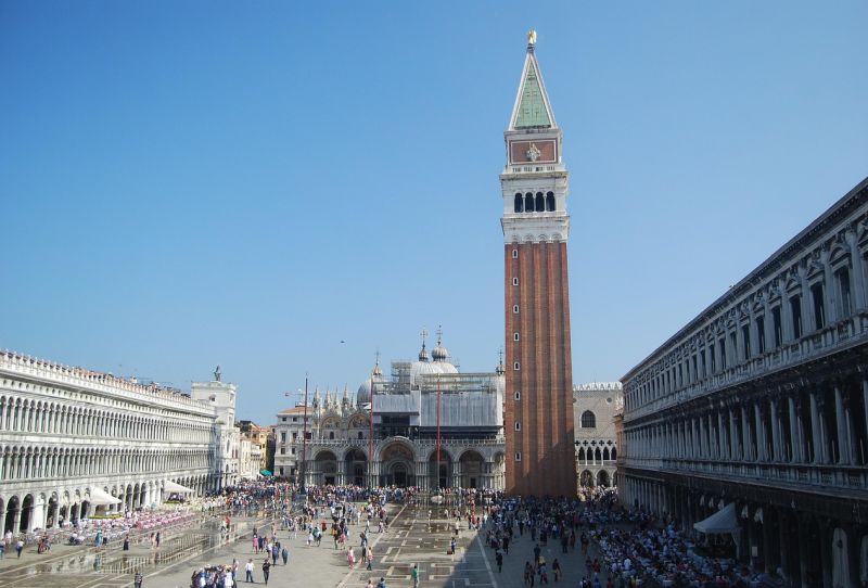 Der berühmte Markusplatz in Venedig