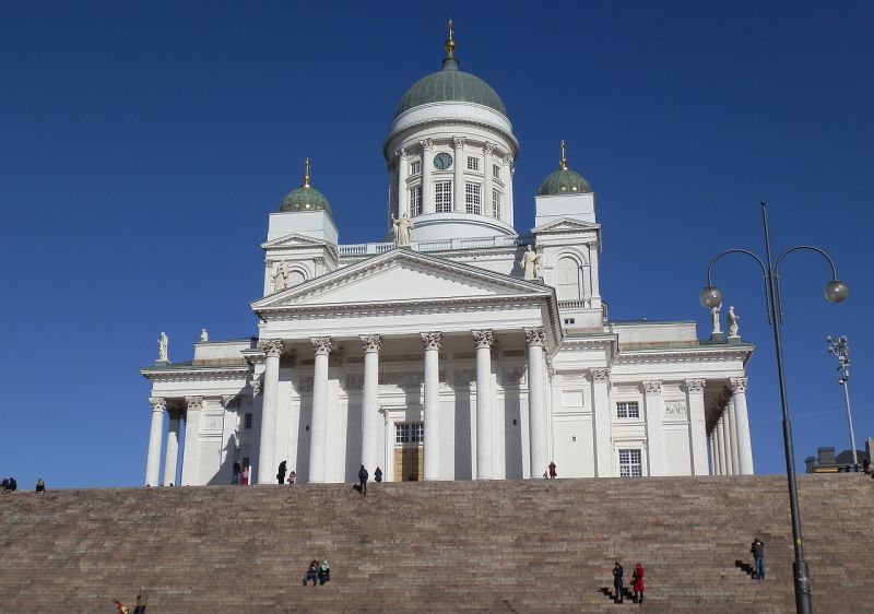 Der ikonische Dom von Helsinki mit seiner Treppe