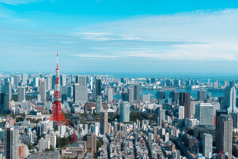 Der rote Tokyo Tower ist bei Tag und bei Nacht auffällig