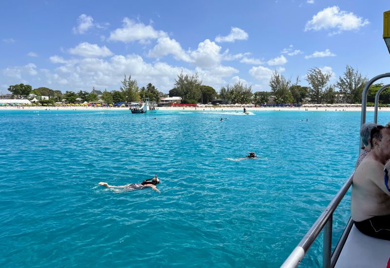 Die Carlisle Bay von einem Katamaran aus gesehen