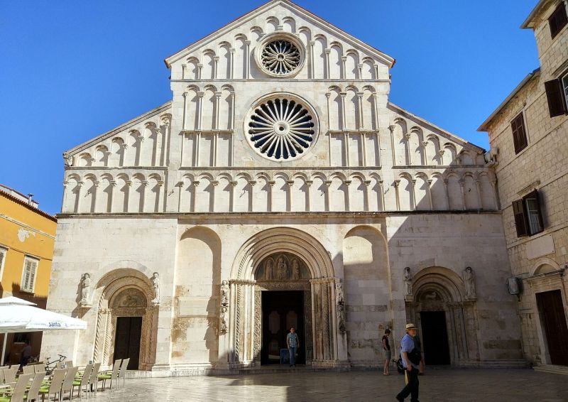 Die Fassade der Kathedrale St. Anastasia